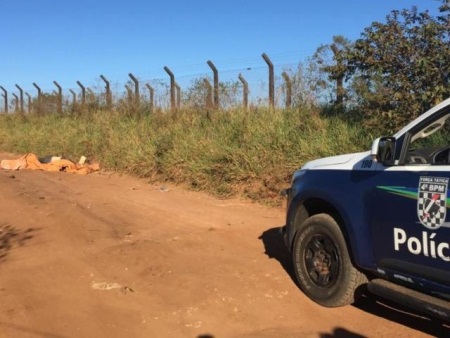 Homem é executado e jogado perto de aeroporto