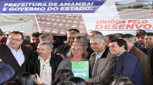 Governo do Estado entrega títulos de imóveis e acaba com drama de famílias de Amambai