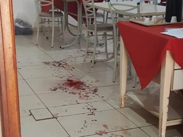 Homem atira para matar ex-mulher e acaba baleando dono de restaurante