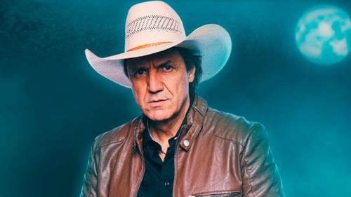 Cantor Juliano Cezar morre durante show no Paraná. Vídeo mostra momento da queda do cantor