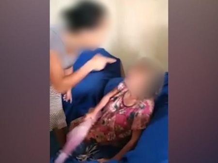 Idosa de 82 anos apanha da nora enquanto filho filma agressão