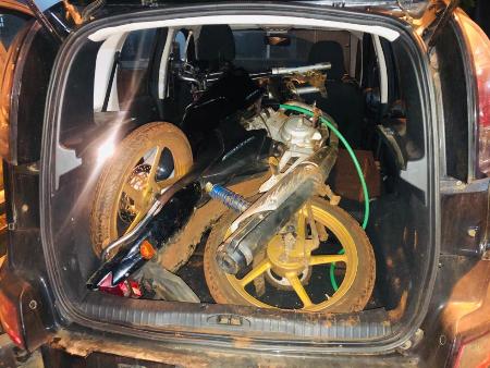 Menor é apreendido pelo DOF levando moto furtada dentro de carro roubado para Amambai