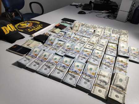 Dupla é presa com 400 mil dólares em Dourados e polícia investiga negociação por drogas