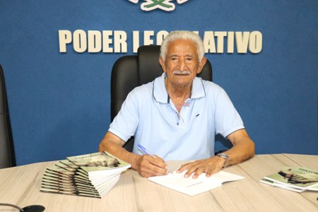 Amigos e familiares prestigiam “seu” Rene Rosa em noite de autógrafos na Câmara de Jardim