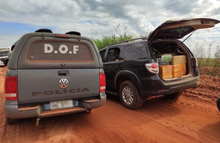 SW4 furtada é recuperada pelo DOF com mais de uma tonelada de maconha durante a Operação Hórus em Laguna Carapã