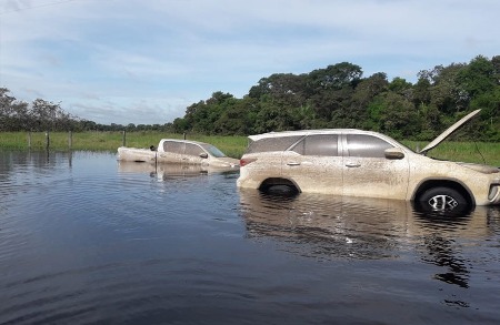 Veículos abandonados em região alagada foram apreendidos pelo DOF durante a Operação Hórus no município de Aquidauana