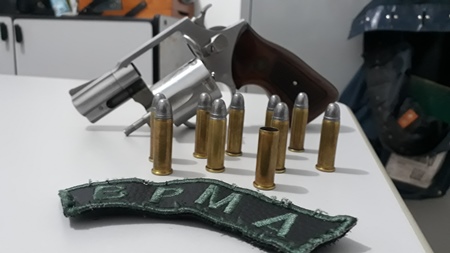 Polícia Militar Ambiental de São Gabriel prende empresária de 51 anos com revólver e munições