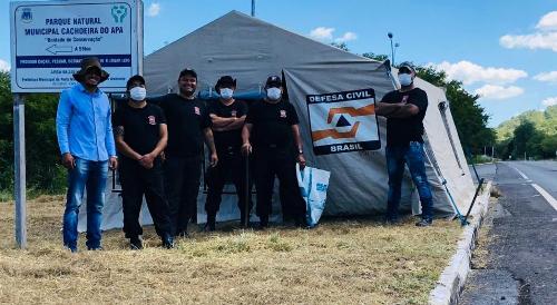Equipe monta barreira em rodovia para monitorar entrada de pessoas em Porto Murtinho
