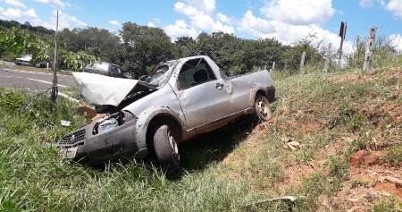 Em Caracol, motorista perde controle da direção em curva, cai em valeta e morre