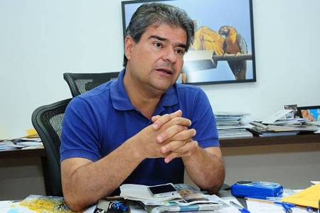 Após quatro dias internado, senador recebe alta mas continua em isolamento