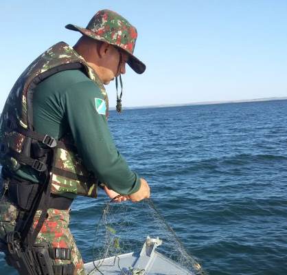 PMA de Amambai fiscaliza 11 embarcações e 42 pescadores amadores e apreende redes de pesca