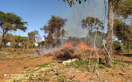 Polícia Militar Ambiental de Jardim autua paranaense por incêndio em pastagem e galhadas em sua propriedade em Nioaque
