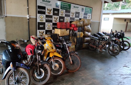 Nove motocicletas foram apreendidas pelo DOF carregadas com quase uma tonelada de maconha durante a Operação Hórus