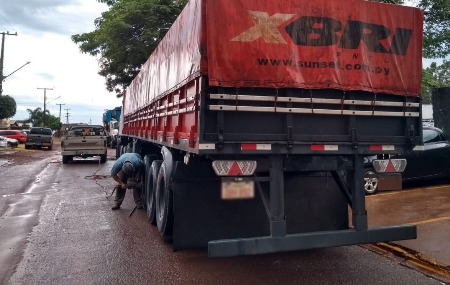 Carreta que seguia para o Paraná com mais de 600 quilos de maconha nos pneus foi apreendida pelo DOF durante a Operação Hórus