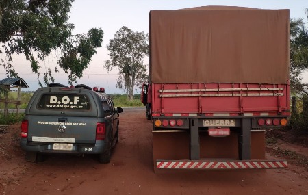 Carreta carregada com 48 mil pacotes de cigarros contrabandeados foi apreendida pelo DOF durante a Operação Hórus
