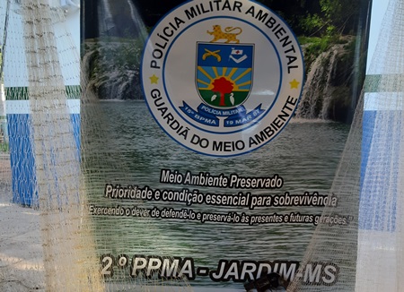 Polícia Militar Ambiental de Jardim prende dois pescadores fazendo arrastão com redes e tarrafas de pesca e por porte ilegal de arma