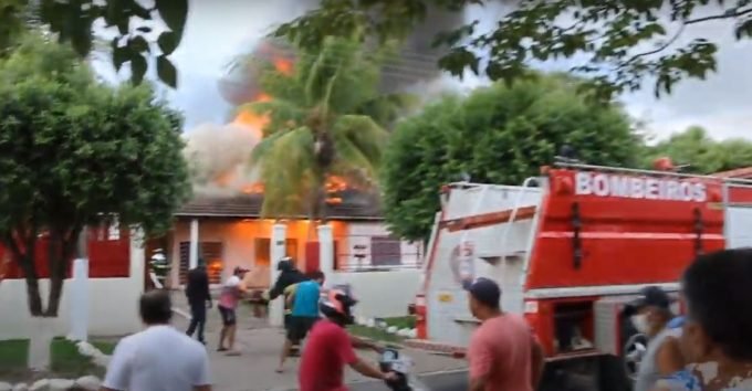 Em Porto Murtinho, casa de padre foi destruída por incêndio que levou uma hora para ser controlado