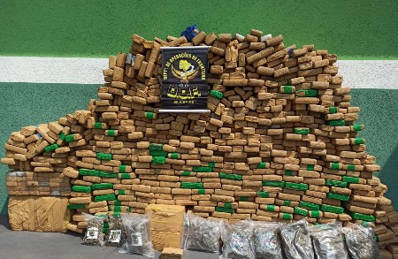 Caminhão que seguia com mais de meia tonelada de maconha para o Rio de Janeiro foi apreendido pelo DOF durante a Operação Hórus