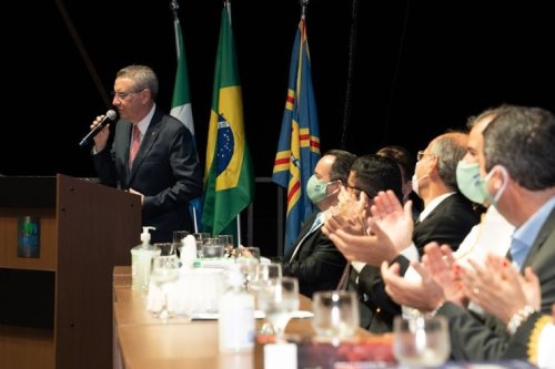 Durante formatura em sistema drive thru, presidente da ALEMS destaca valor do ensino