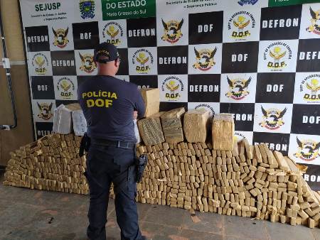 Camionete carregada com mais de uma tonelada de maconha foi apreendida pelo DOF durante a Operação Hórus