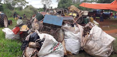 Polícia Militar Ambiental, Bombeiros e Colônia de Pescadores e comunidade usam 30 embarcações e retiram uma tonelada de resíduos do rio Dourados