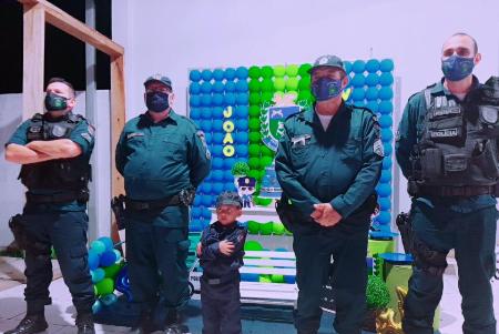 Policiais Militares de Porto Murtinho prestigiam aniversário de criança, admiradora da Polícia Militar  
