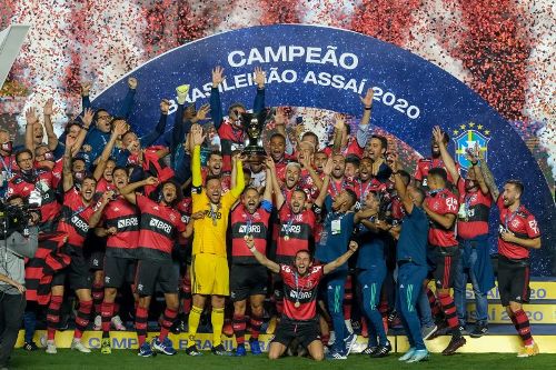 Flamengo perde do São Paulo, mas é bicampeão brasileiro com tropeço do Inter