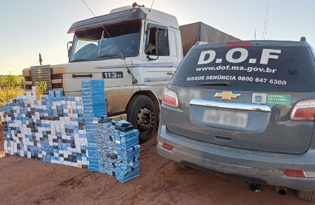 Policias do DOF apreendem carreta com produtos contrabandeados em Ponta Porã