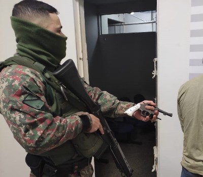 Polícia Militar Ambiental de Mundo Novo troca tiros com assaltantes e prende um deles