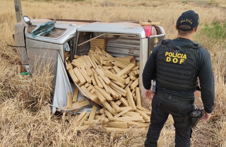 Condutor capota camionete carregada com mais de uma tonelada de maconha e é preso pelo DOF durante a Operação Hórus