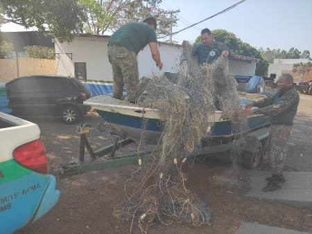 PMA de Mundo Novo e Bela Vista fiscalizam 110 embarcações, 250 pescadores e apreendem 140 redes de pesca, 146 anzóis de galho, 10 espinhéis, com 200 anzóis, nos rios Paraná e Apa