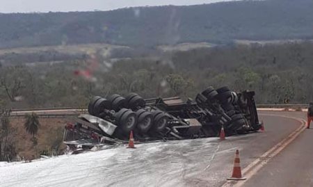 Caminhão sem freios tomba e fica pendurado em penhasco na BR-060 na serra de Nioaque