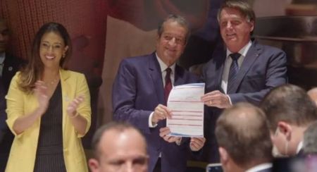 Em pré-campanha, Bolsonaro oficializa filiação ao Partido Liberal