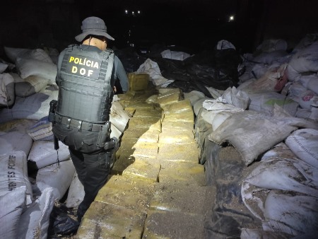 Mil e setecentos quilos de maconha foram apreendidos pelo DOF escondidos entre sacos de ração