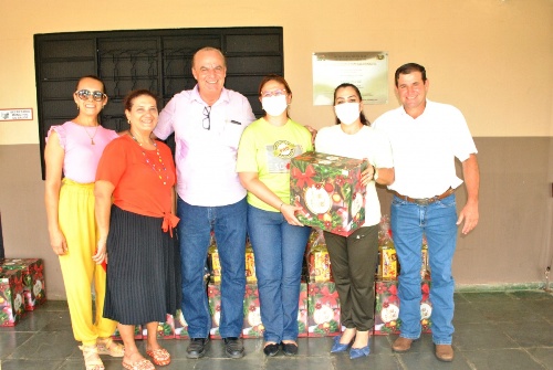 Prefeito Neco entrega cestas natalinas aos funcionários da saúde