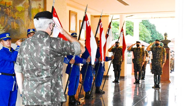 Tenente-Coronel Kenji Alexandre Nakamura e o novo comandante do Regimento Antônio de Bela Vista