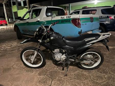 Polícia Militar Ambiental de Mundo Novo prende dois ladrões que tinham acabado de furtar motocicleta