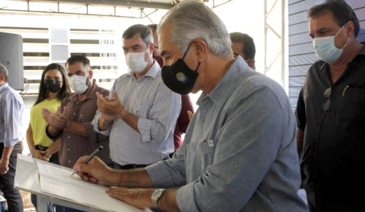 Governador congelou a pauta fiscal dos combustível, lançou obras e firmou convênios para MS