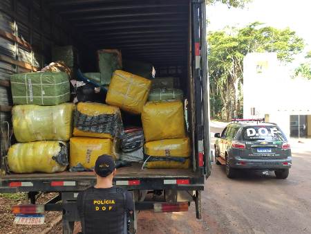 DOF apreende quase R$ 7 milhões em material de contrabando e descaminho em caminhão baú
