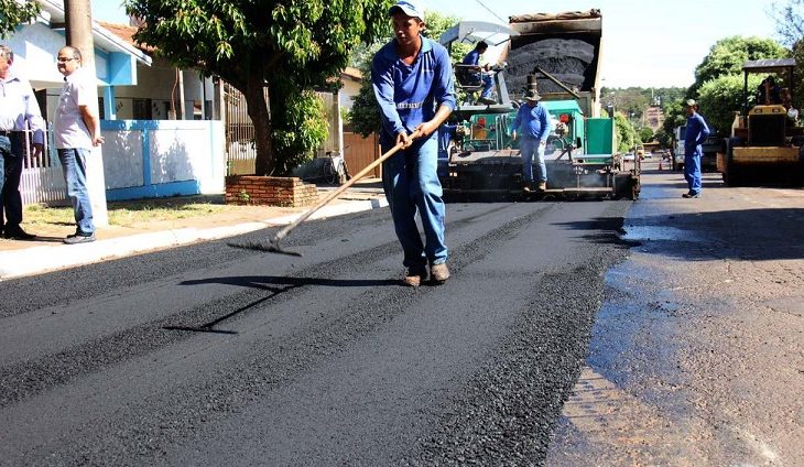 Reinaldo Azambuja autoriza restauração de rodovia e entrega reforma de escola na região de Dourados