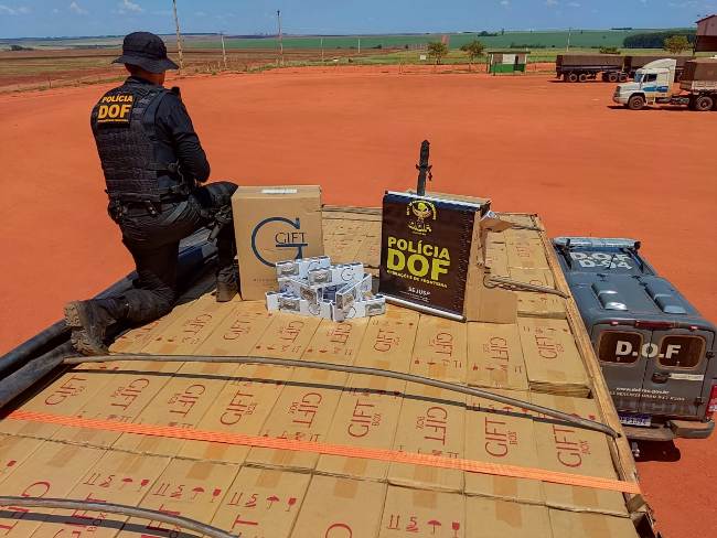 DOF apreende caminhão carregado com 45 mil pacotes de cigarros contrabandeados do Paraguai