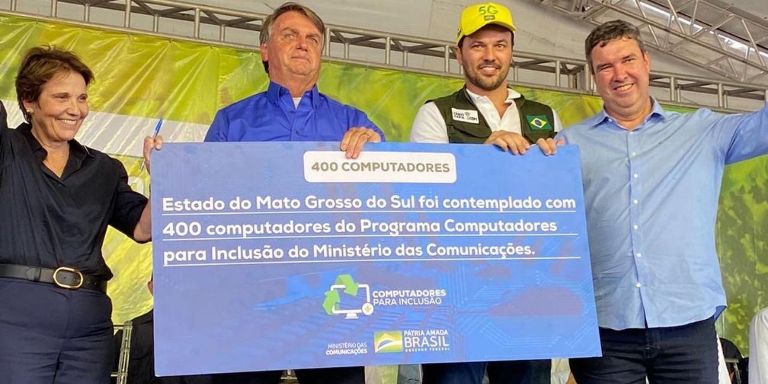 Ao lado de Bolsonaro e Tereza, Riedel entrega títulos no maior assentamento do país