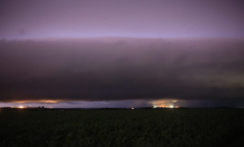 Shelf Cloud: fenômeno cobre o céu de Dourados e flagra impressiona antes de tempestade