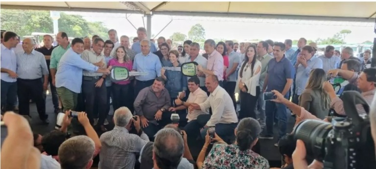 Direto de Campo Grande, prefeito Neco recebe caminhão truck basculante do Governo do Estado para Agricultura Familiar do município