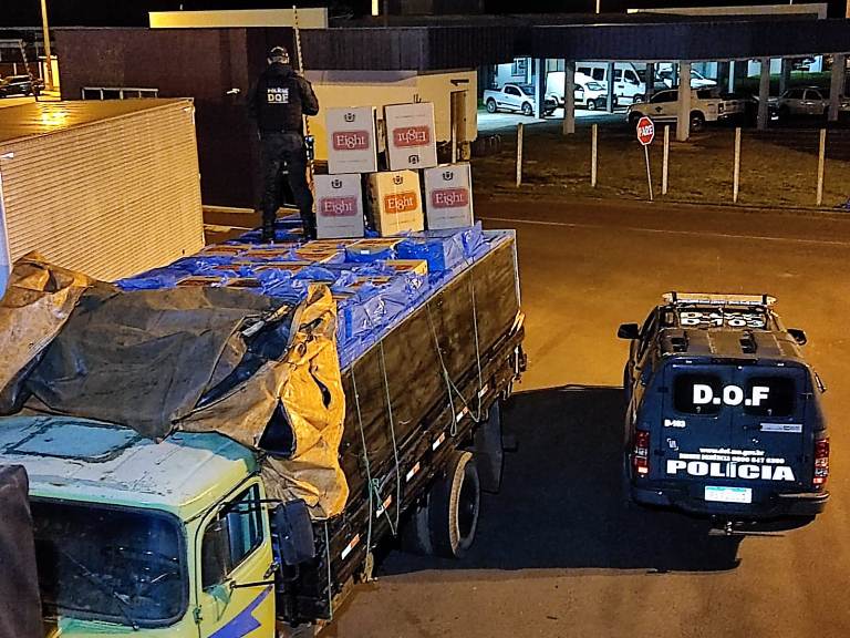 DOF apreende caminhão carregado com 25 mil pacotes de cigarro em Mundo Novo