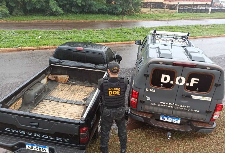 Homem é preso traficando maconha e cocaína em fundo falso de veículo