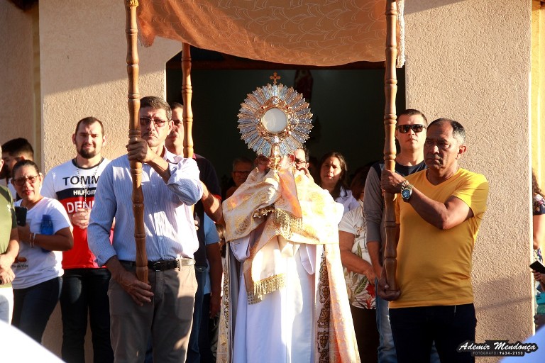 Bela Vista celebra Corpus Christi com procissão nos tapetes e missa