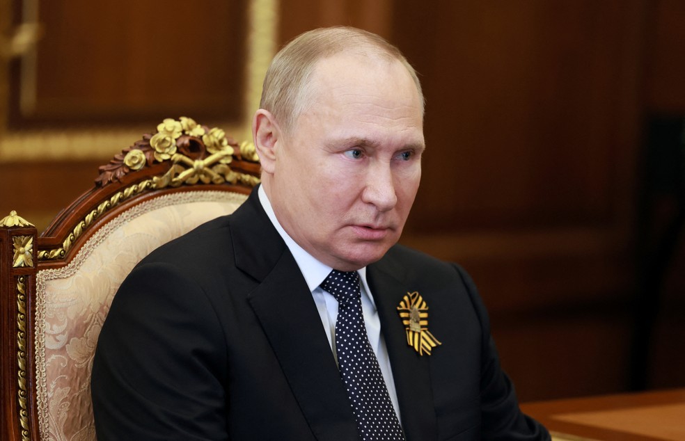 Vladimir Putin é levado às pressas para hospital após passar mal em reunião, diz emissora