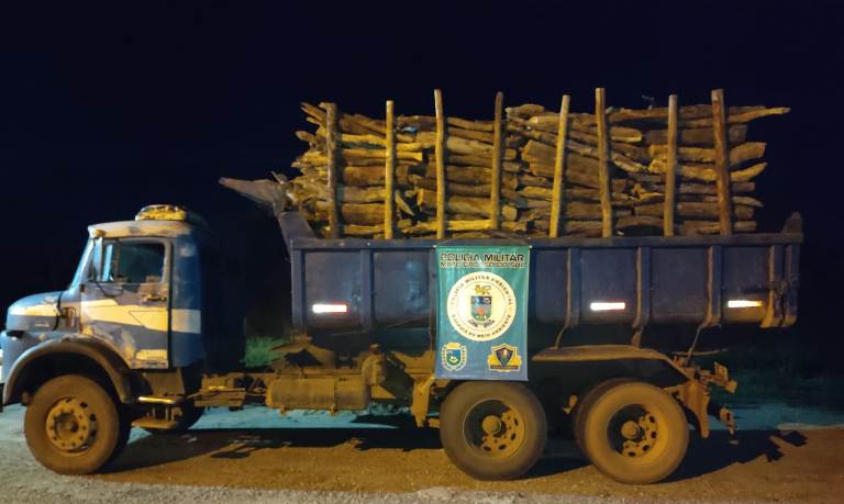 Polícia Militar Ambiental de Miranda apreende caminhão com 19 m³ de madeira ilegal e autua infrator em 5,6 mil