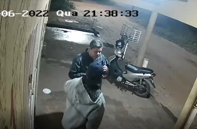 Vídeo: homem tem moto furtado em conveniência em Bela Vista